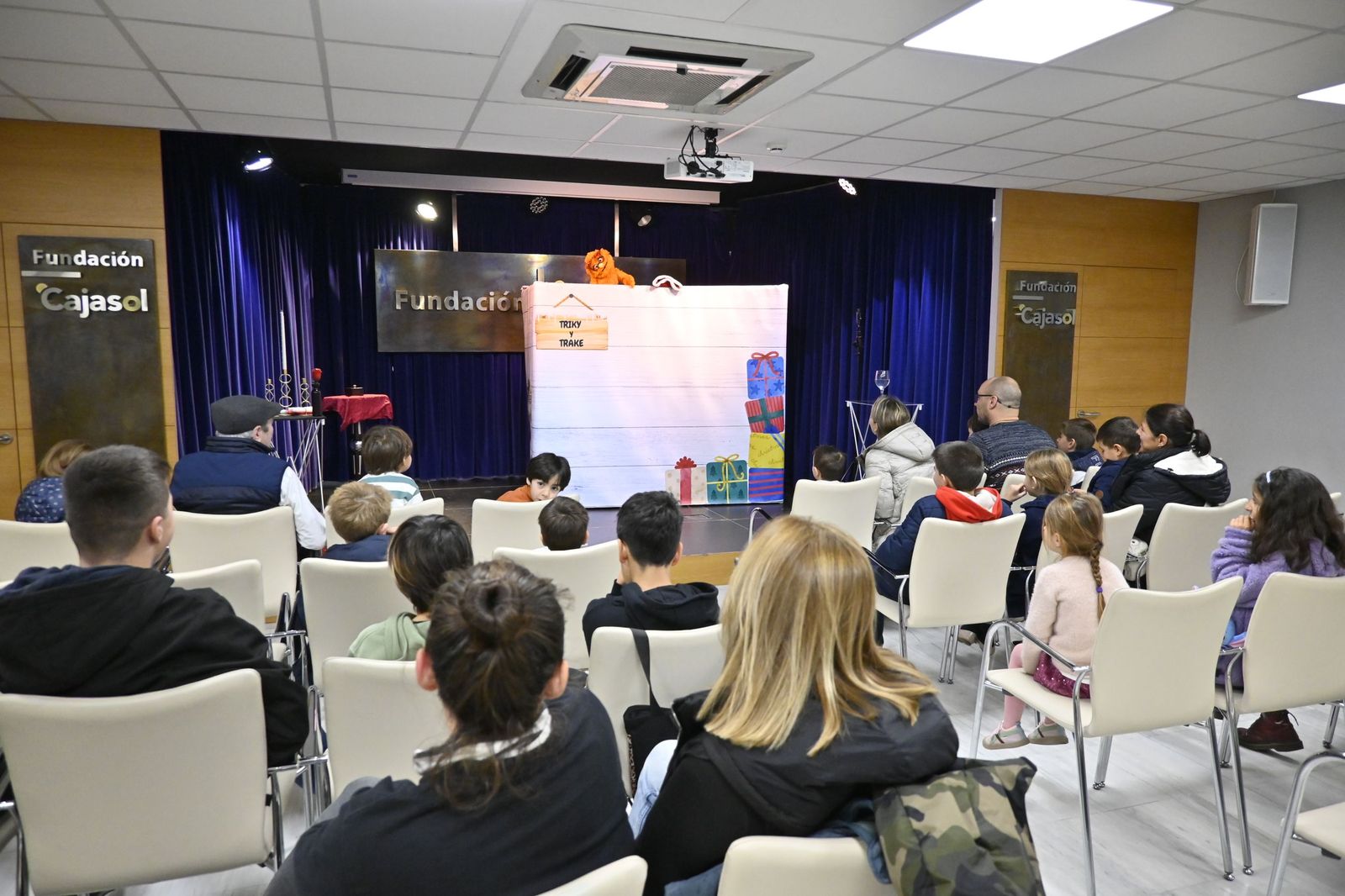 Las fotografías el taller que ofrece la Fundación Cajasol más espectáculo variado con Triky Trake