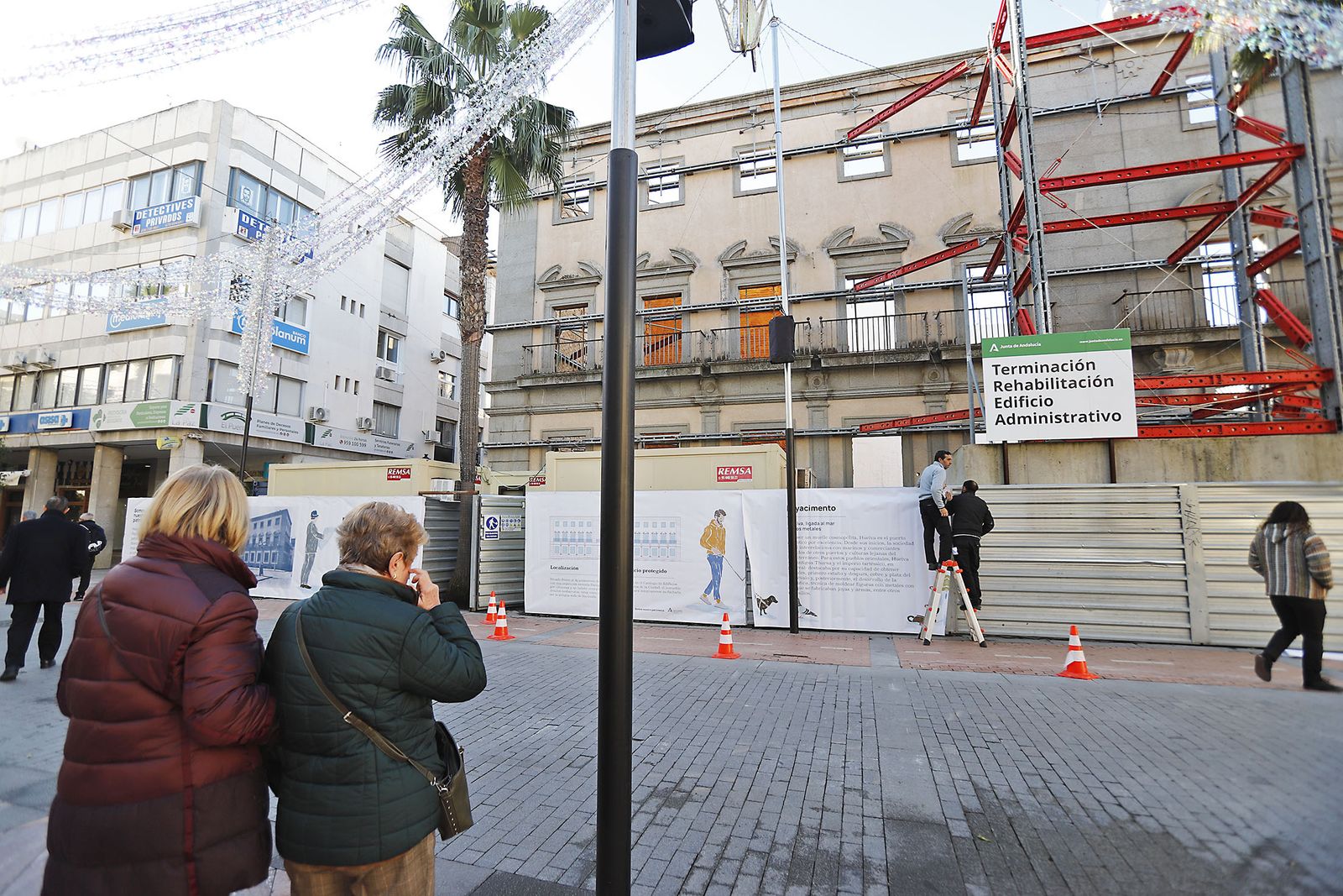 Imágenes de la colocación de vinilos de los restos arqueológicos encontrados en el antiguo edificio de Hacienda