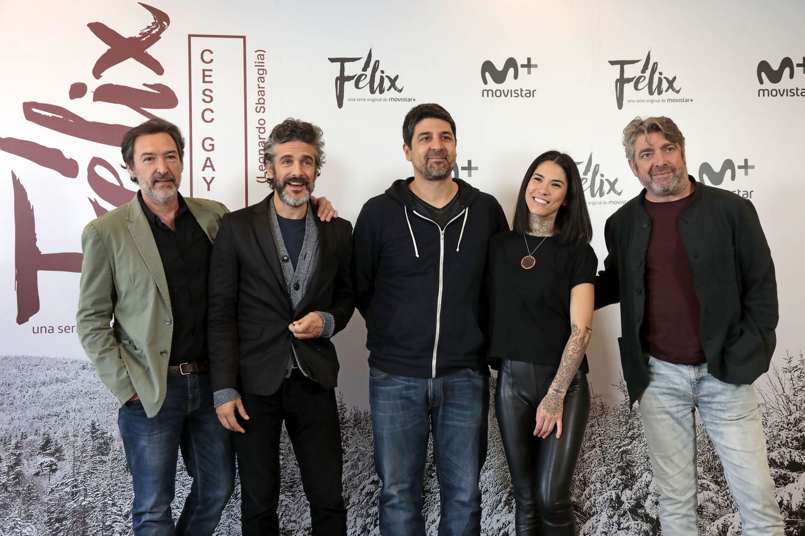 Cesc Gay -en el centro-, con los protagonistas de la serie 'Félix'.