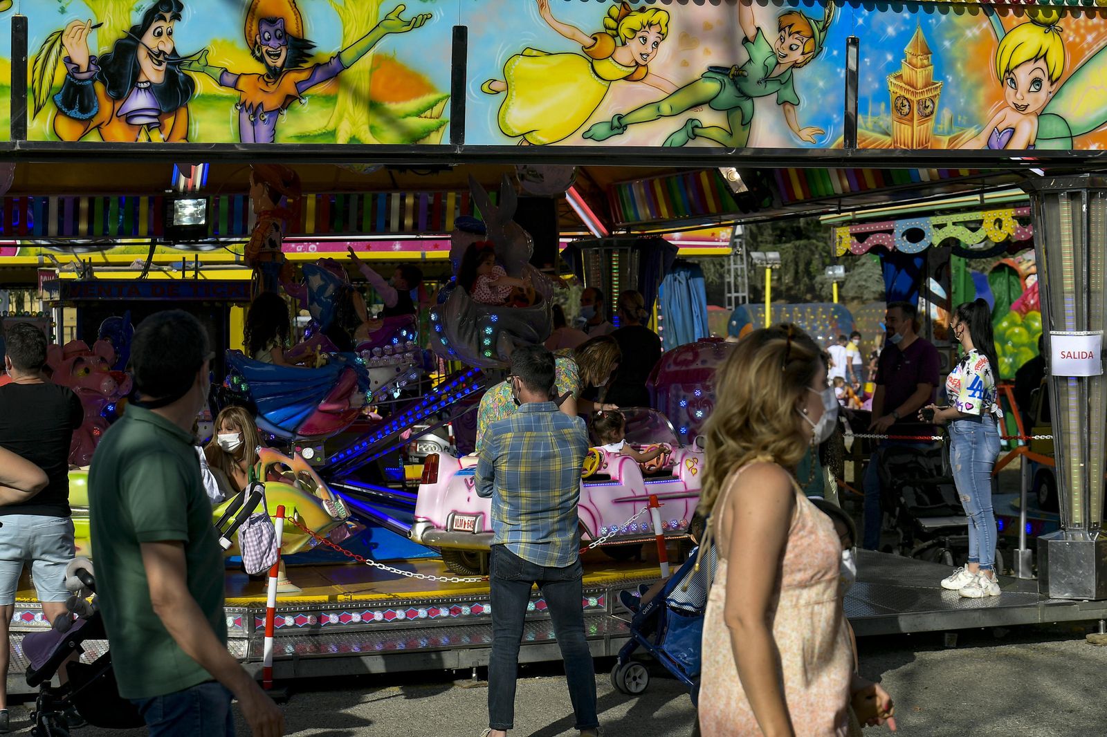 Atracciones de feria, columpios, niños y vida en el Corpus 2021