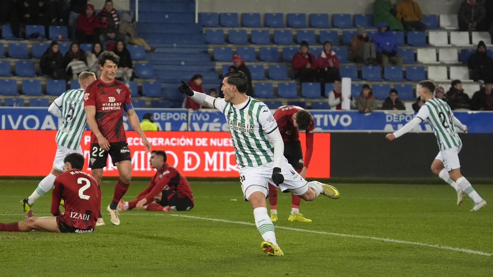 Sergi Guardiola celebra eufórico el gol de la victoria del Córdoba CF ante el Mirandés.
