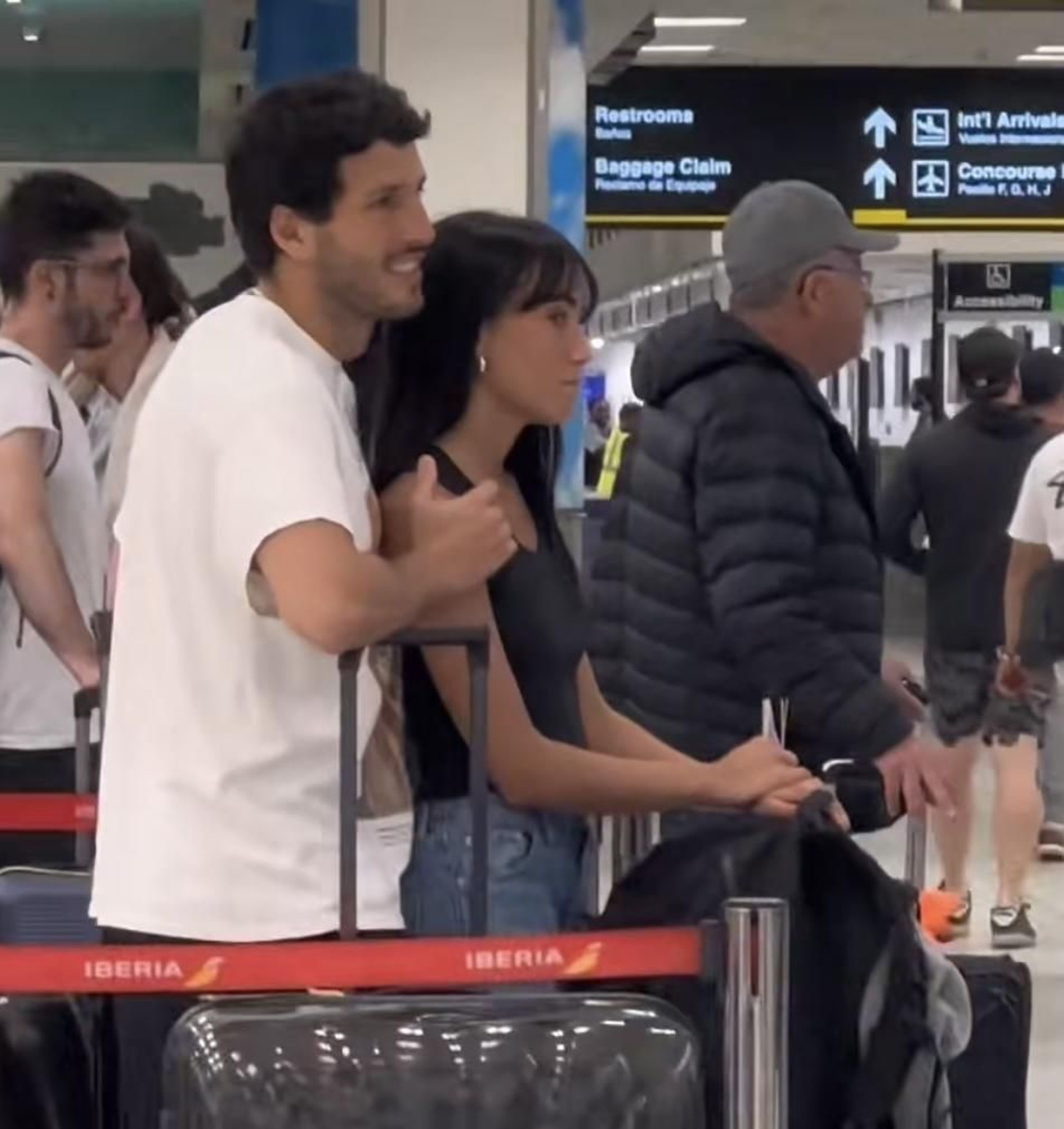 Sebastián Yatra y Aitana en el aeropuerto