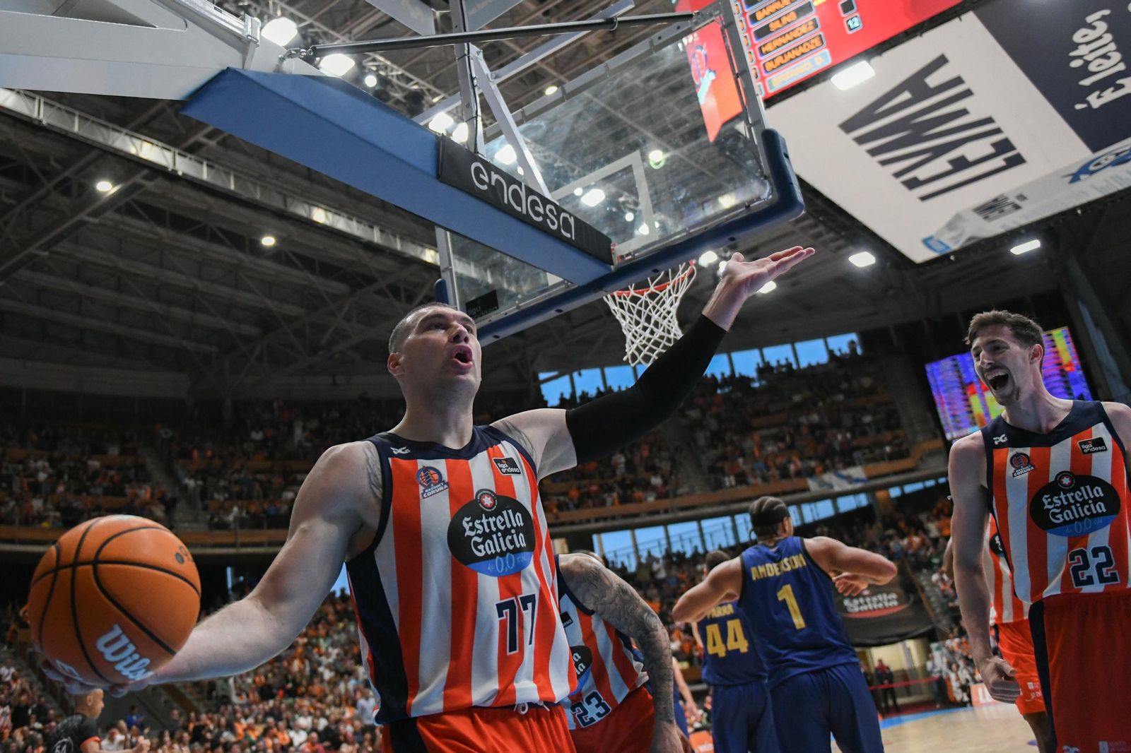 El Barcelona cae en La Coruña y deja al Unicaja prácticamente seguro como cuarto en la ACB