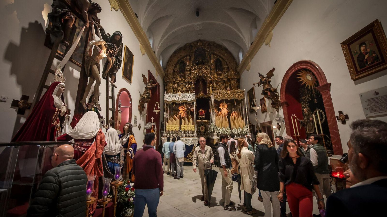 Los palios de la Soledad y Paz y Concordia, en el interior de La Victoria.