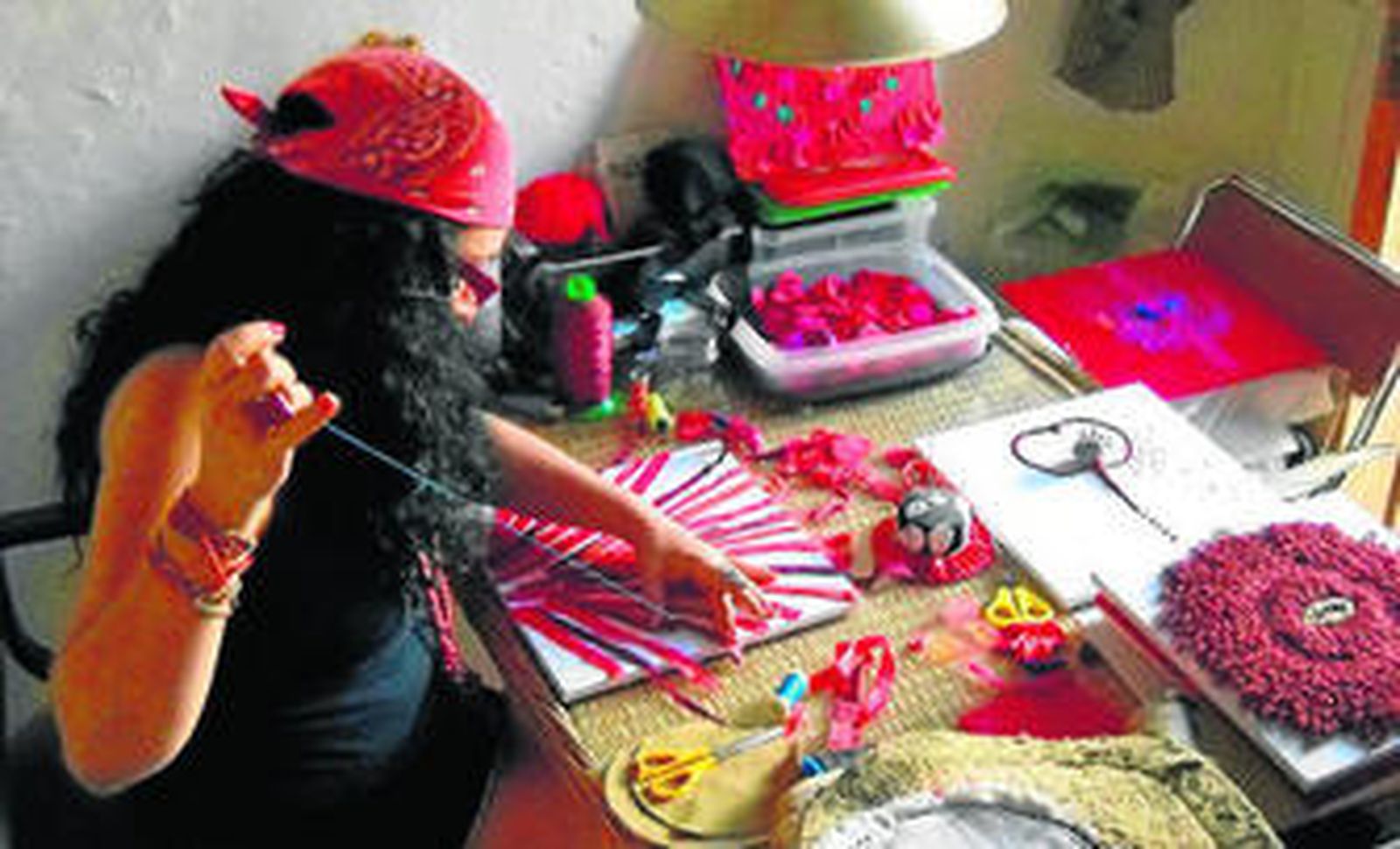 Natalie Rocha trabaja en una de sus obras en su taller, situado en la localidad de Beas.