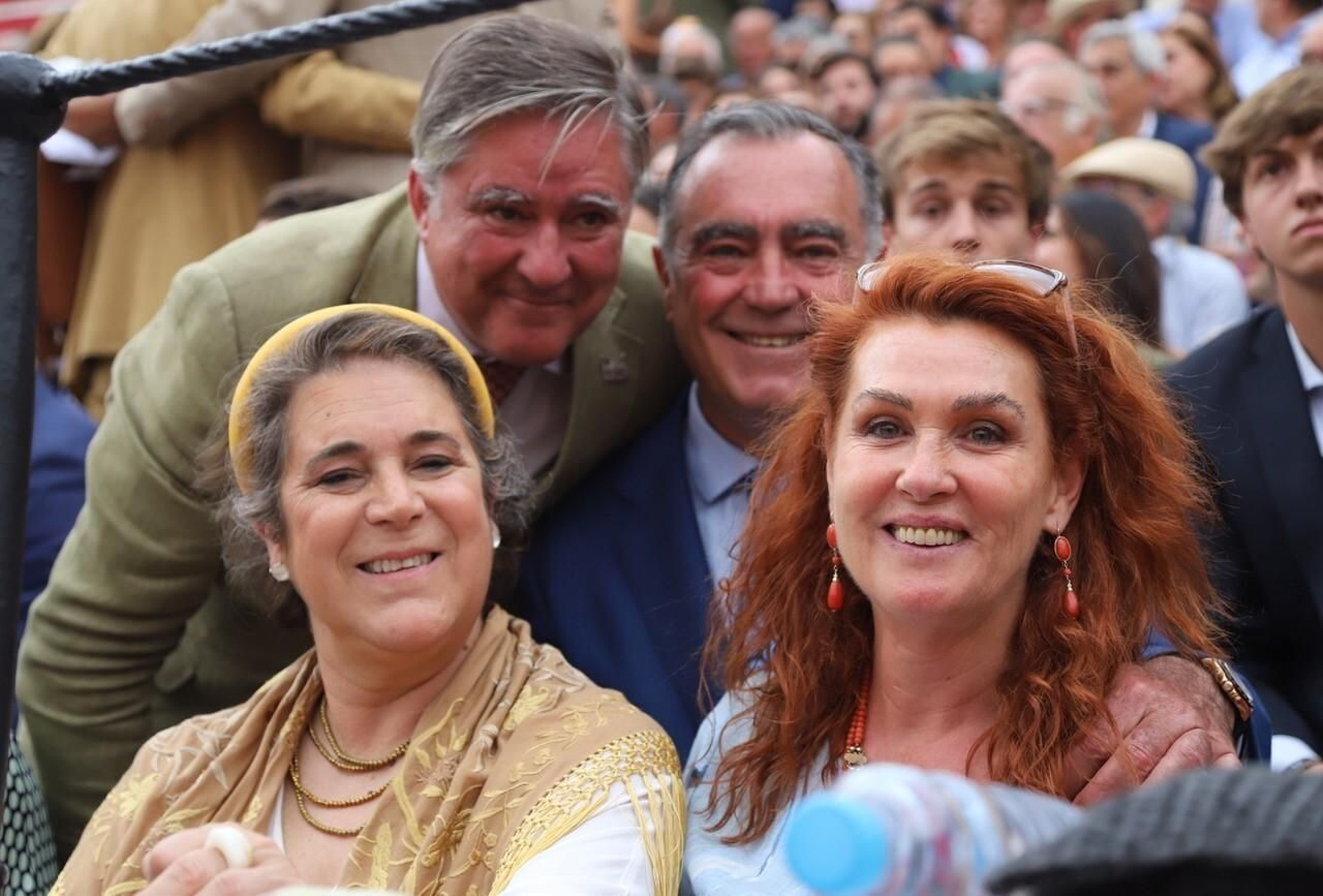 Marisa C. De Azcárate y Marta Dodero, detrás Manuel Estrella, presidente de la Audiencia Provincial de Cádiz, y José Ramón Estévez