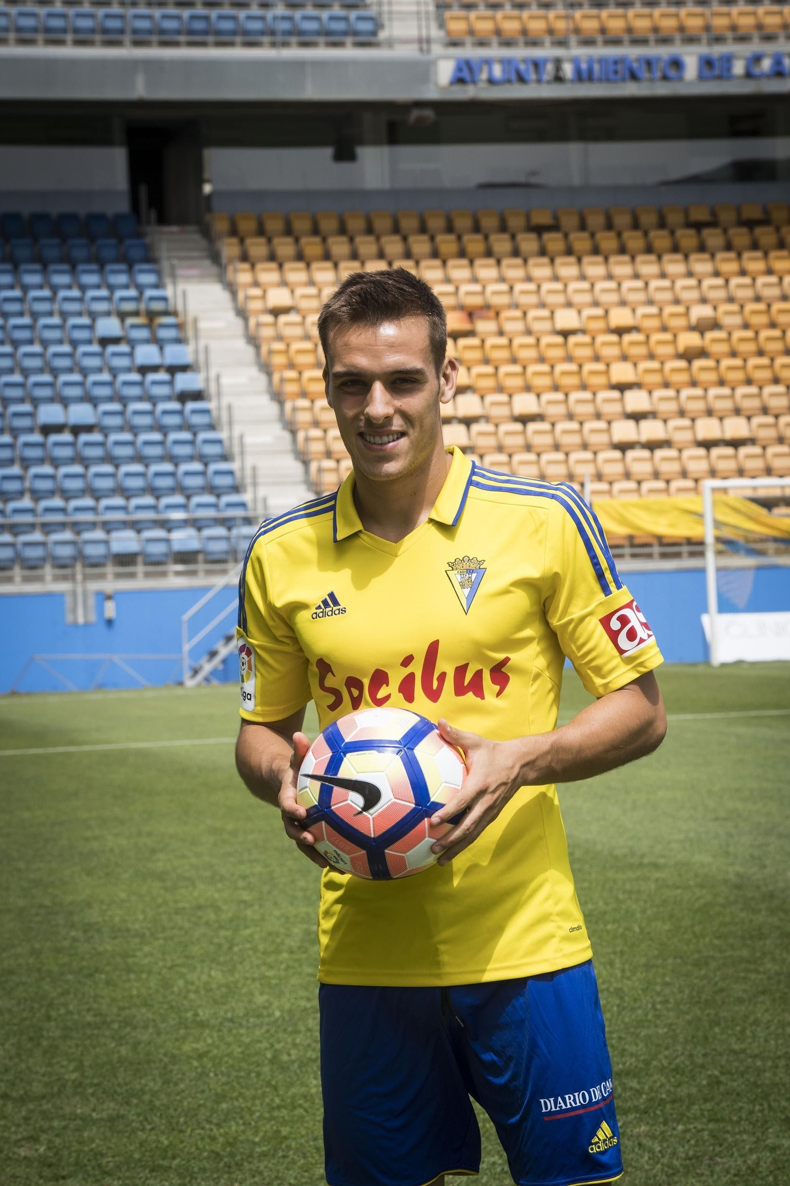 Brian Oliván, cuando fue presentado con el Cádiz.