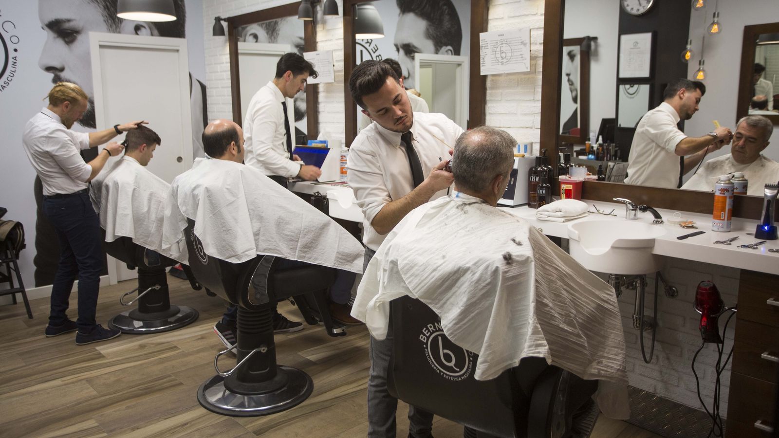 La peluquería de caballeros 'Bernal & Co' ofrece una gran variedad de servicios con una cuidada decoración.