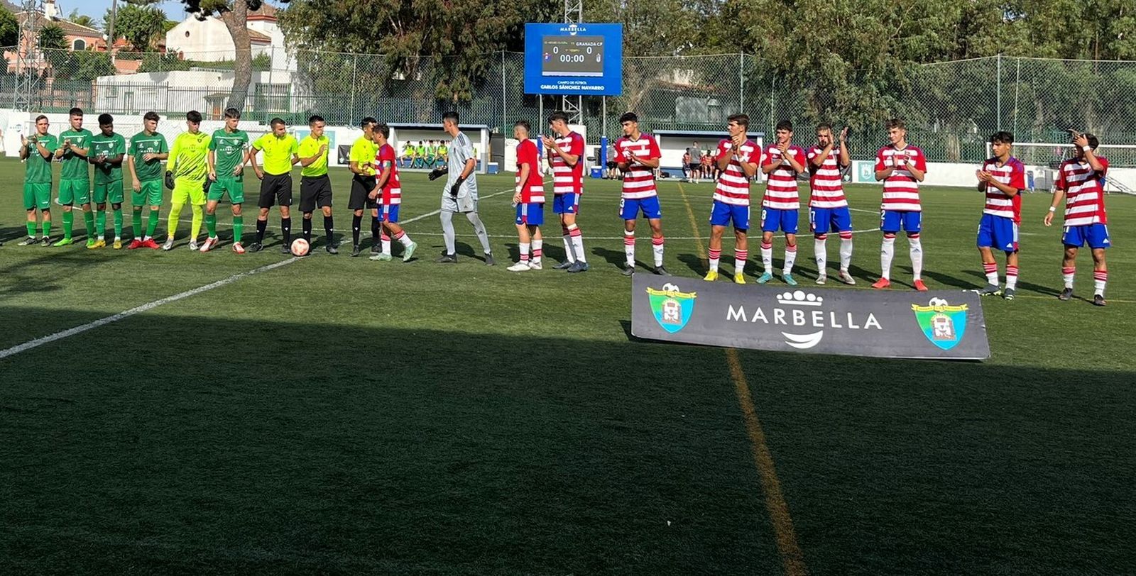 Jugadores de ambos equipos antes del partido