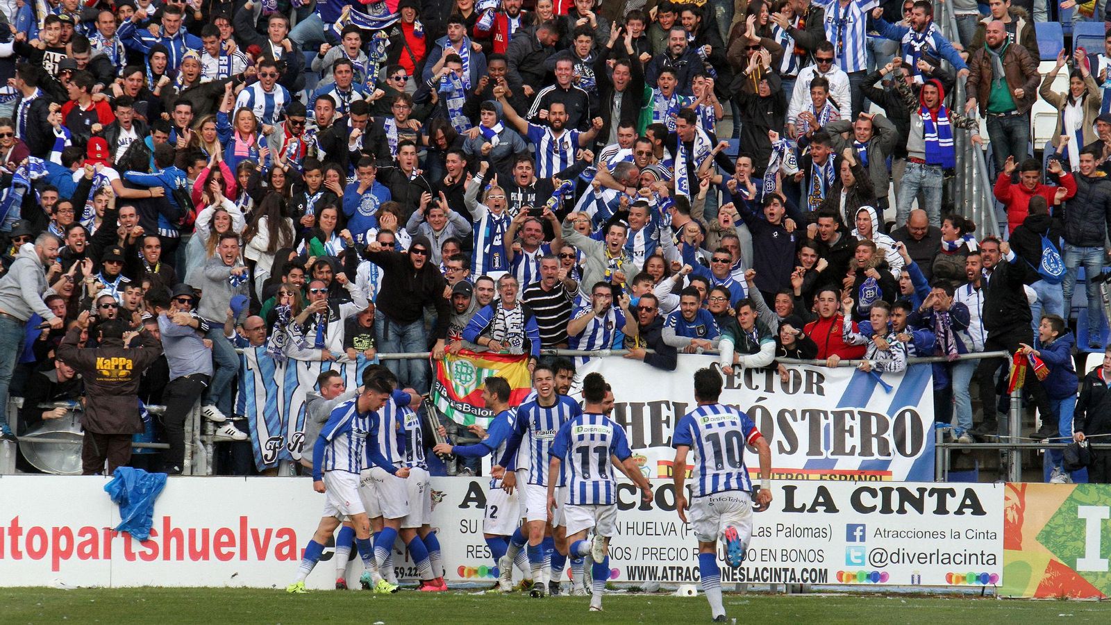 Los jugadores del Recre festejan el gol de Rubén Mesa junto a la Grada 20D.