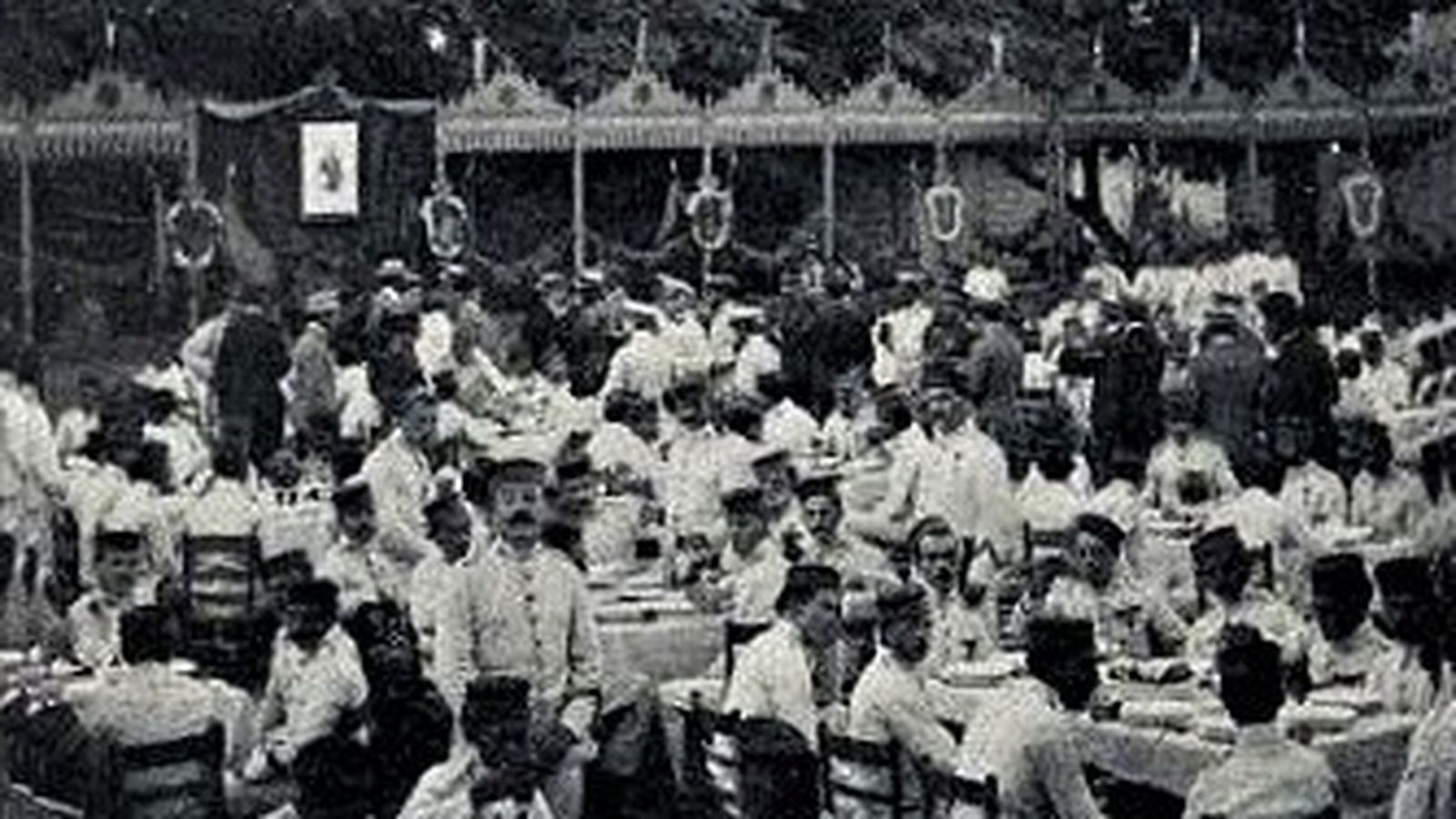 Comida del Ayuntamiento a un batallón a la vuelta de África en 1910