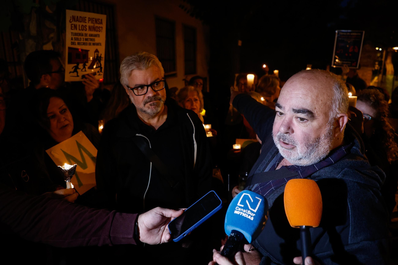 Velas, pancartas y árboles simbólicos: así han protestado los vecinos de Cervantes en Granada