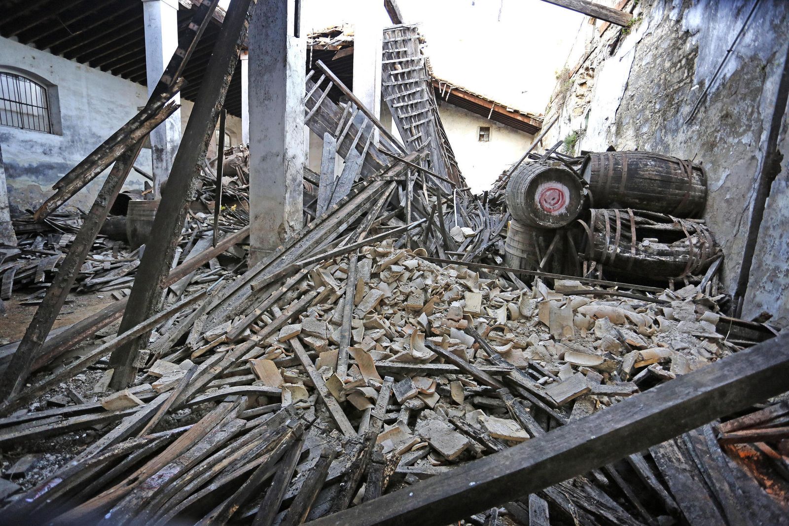 Interior de la bodega totalmente derruida.
