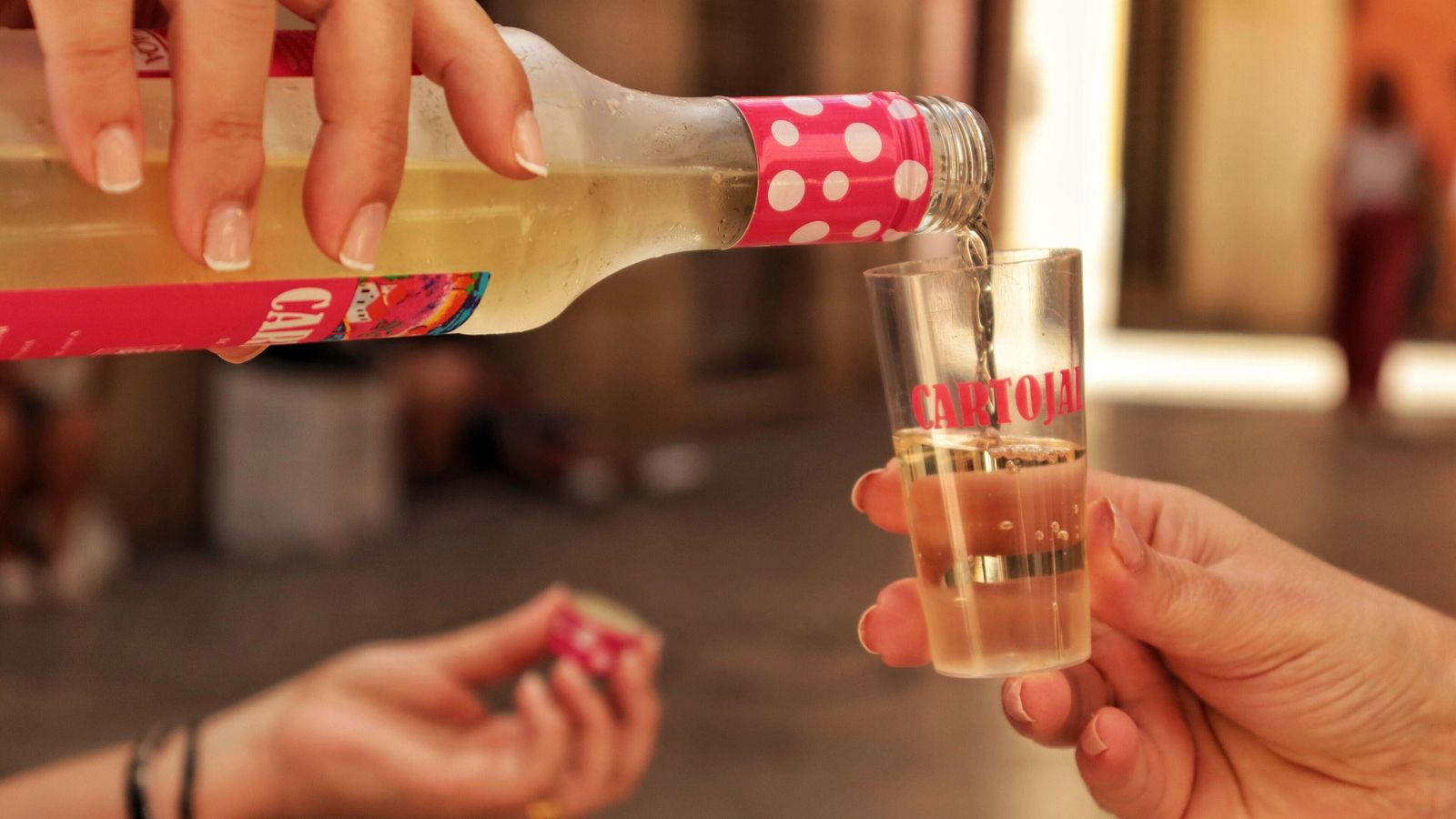 Sirviendo vino de la provincia.