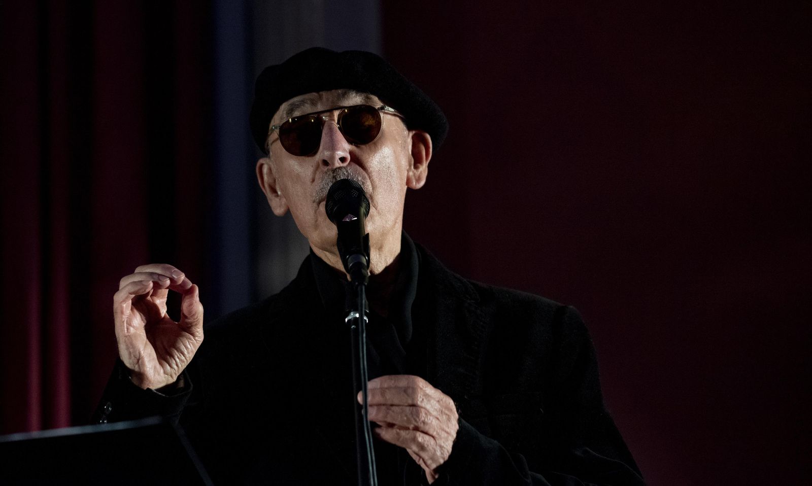 Vitorino (1942), leyenda de la música popular lusa, en el Consulado general de Portugal.