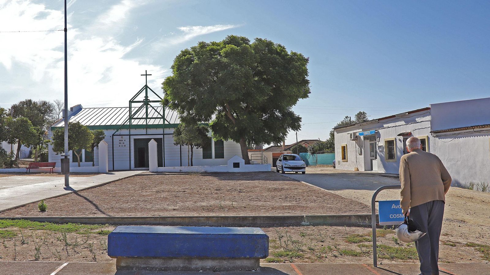 Iglesia de la pedanía, junto a la avenida Cosmos.