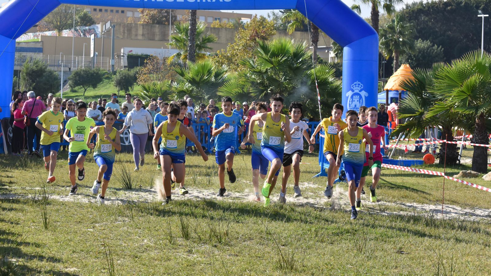 Las fotos del  V cross 'Con el Mar de Fondo' de los Juegos Municipales de atletismo de Algeciras