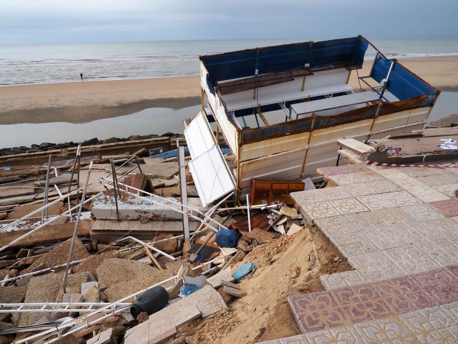 Las fotos de los destrozos del temporal en el paseo marítimo de Matalascañas