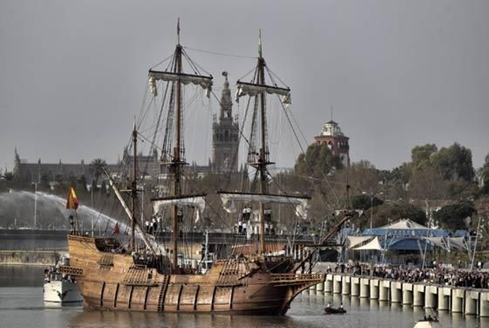 El galeón, tras zarpar del Muelle de las Delicias. 

Foto: Antonio Pizarro