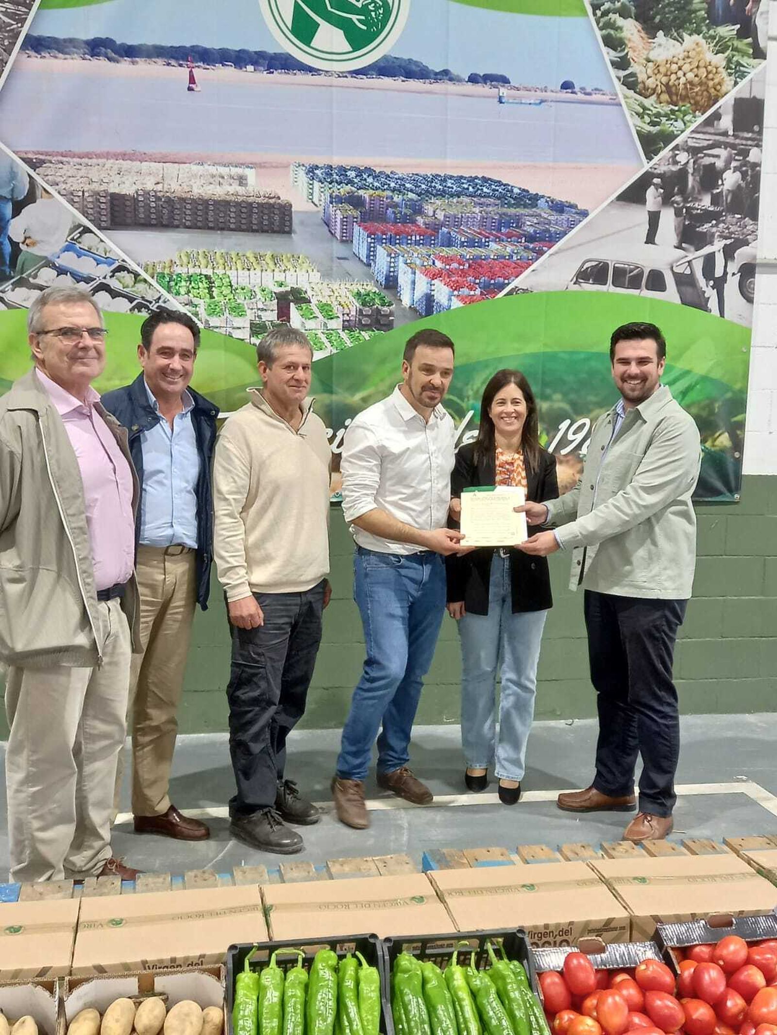 El delegado de Agricultura en la cooperativa Virgen del Rocío.