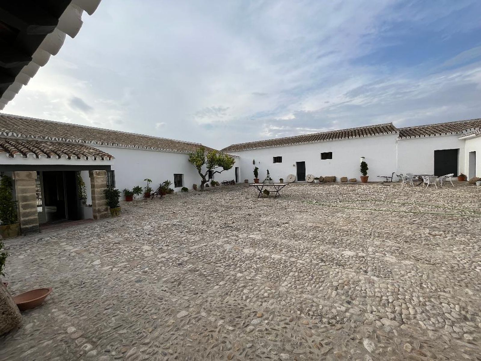 Las imágenes de un histórico cortijo en territorio de viñas y mostos