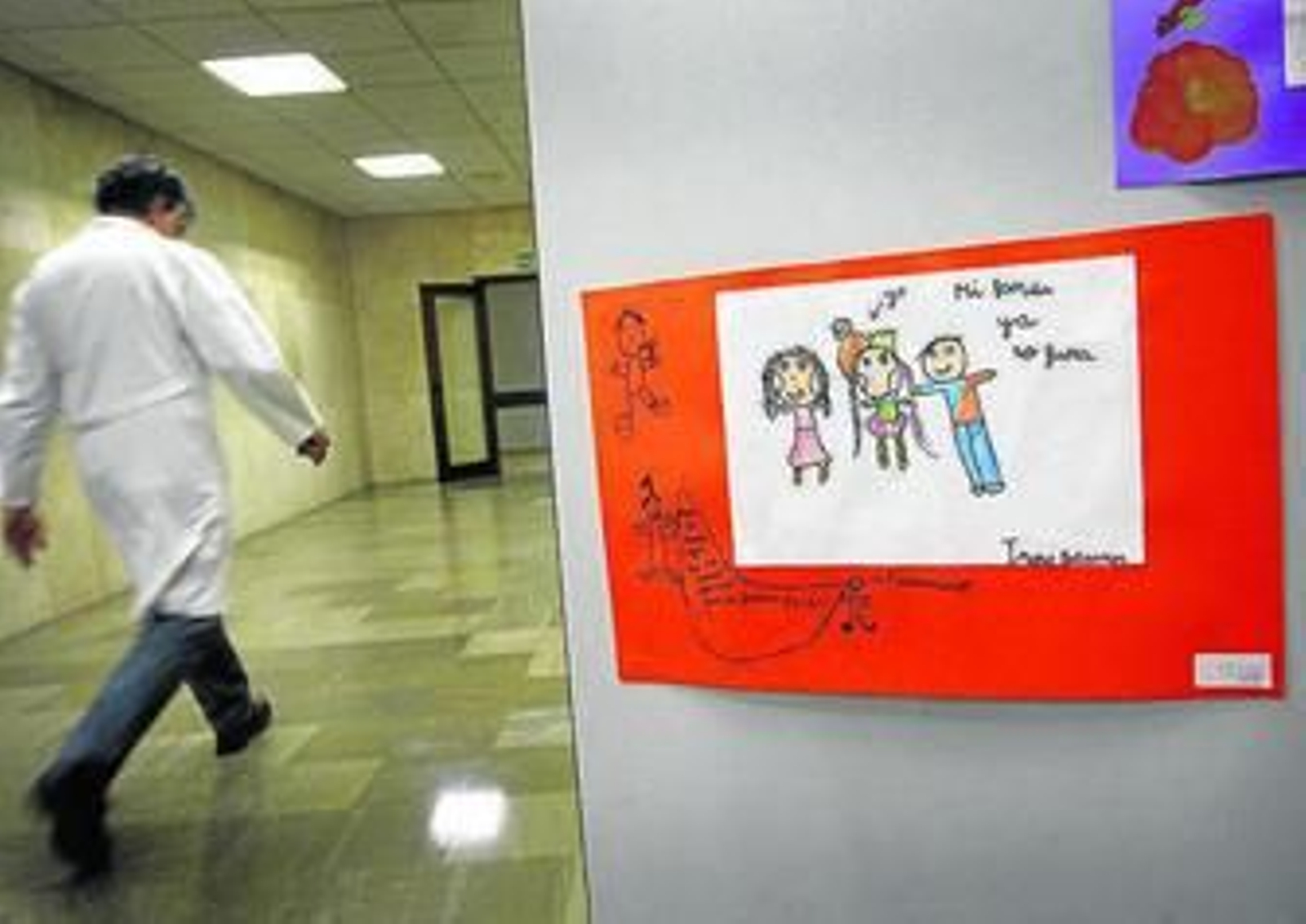 Exposición de dibujos de niños ayer en el Puerta del Mar por el Día Sin Tabaco.