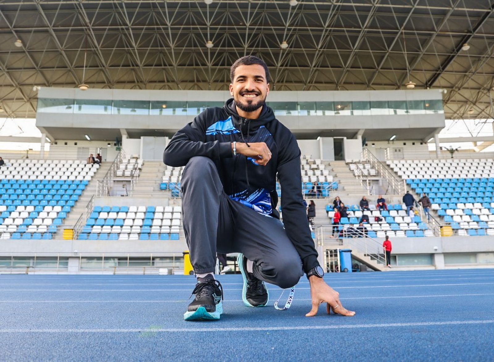 Zakaria Boufaljat atiende a Huelva Información en el Estadio Iberoamericano Emilio Martín.