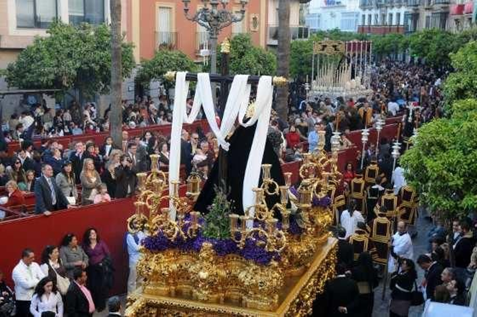 Angustias y Perpetuo Socorro se cruzan en la Rotonda de los Casinos.

Foto: Manuel Aranda