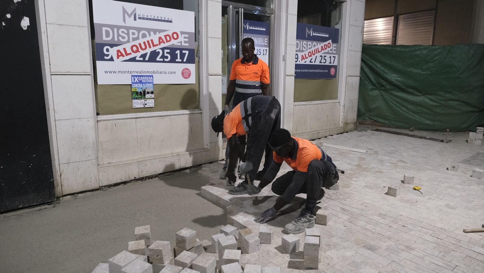 Las obras de peatonalización del Paseo de Almería entran en el turno de noche, en imágenes