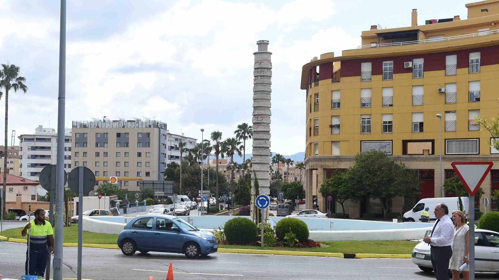 Landaluce y Pajares supervisan la reparación de la fuente del milenio.