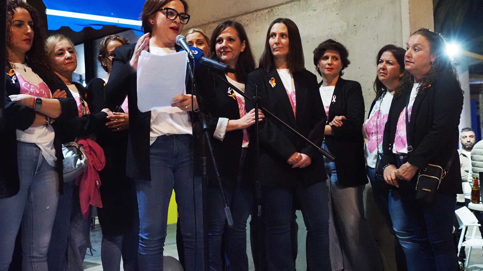 La secretaria de Aidocma, Pilar Varona, durante su emocionada intervención en el acto