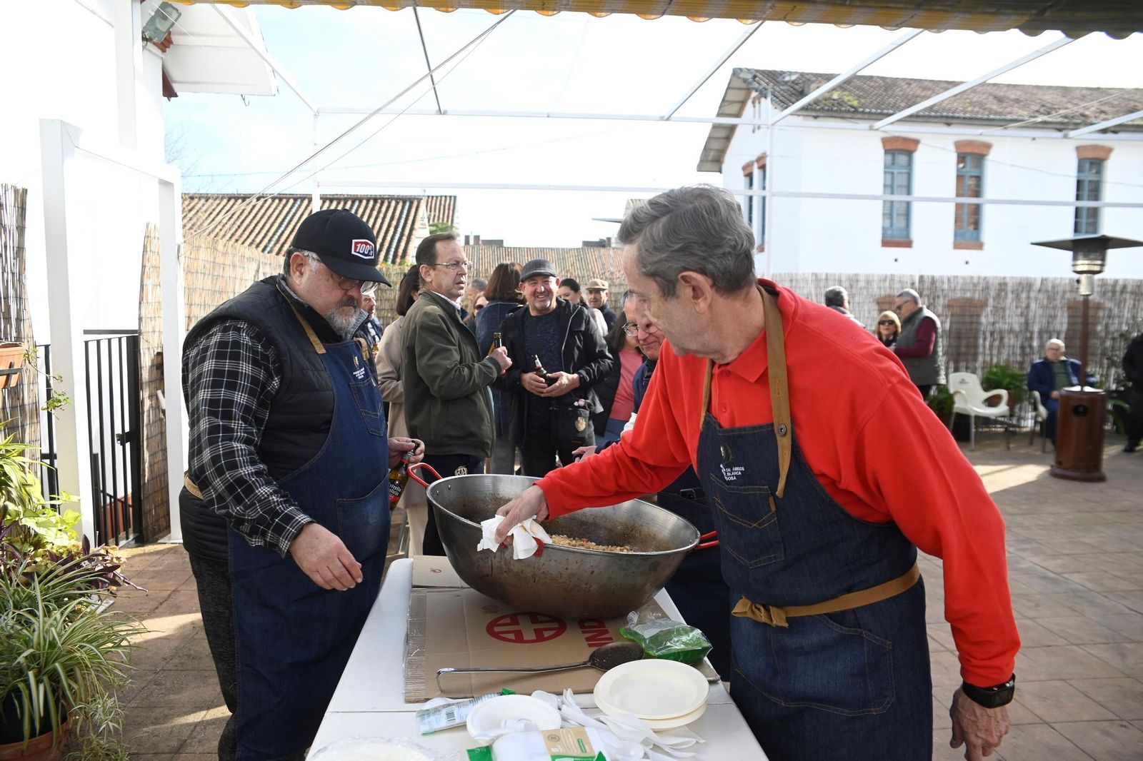 Las migas de la Cruz Blanca, en imágenes