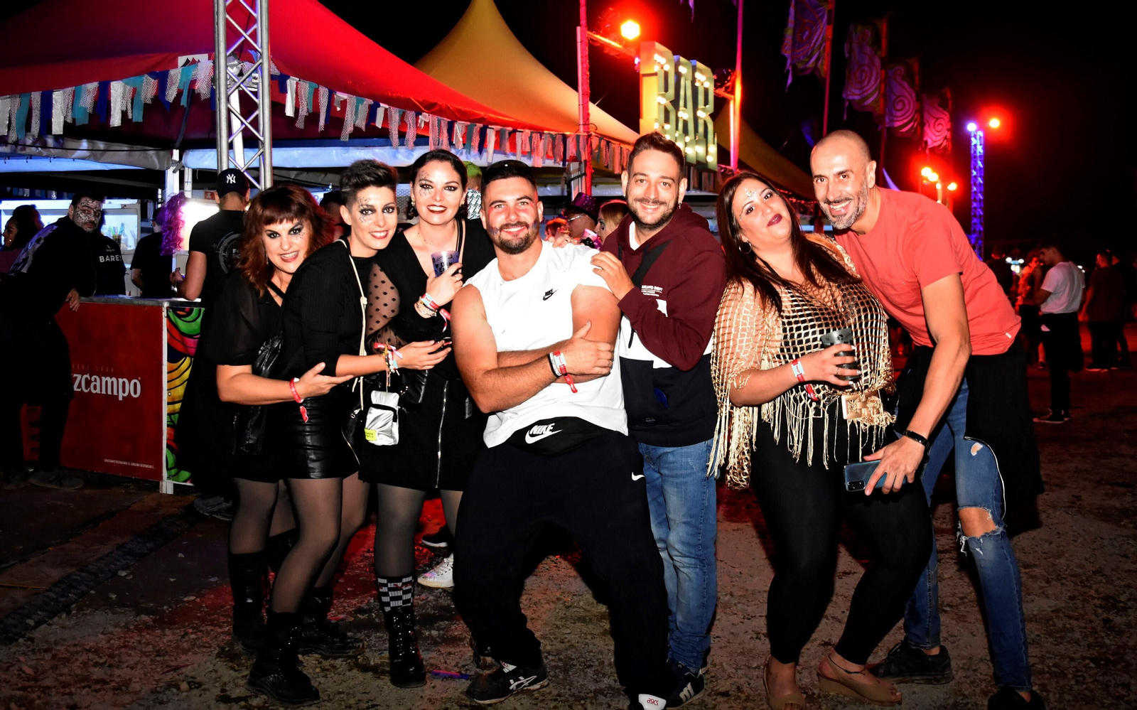 El festival Elrow reúne en Córdoba a miles de personas, en imágenes