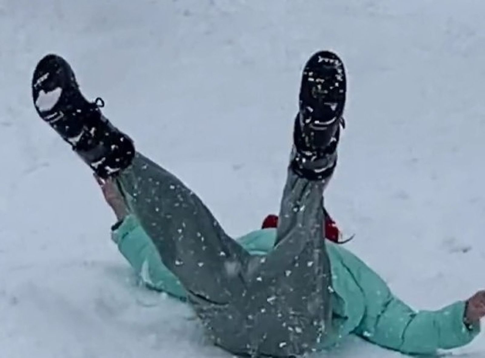 Paz Vega se cayó jugando con el trineo de sus hijos