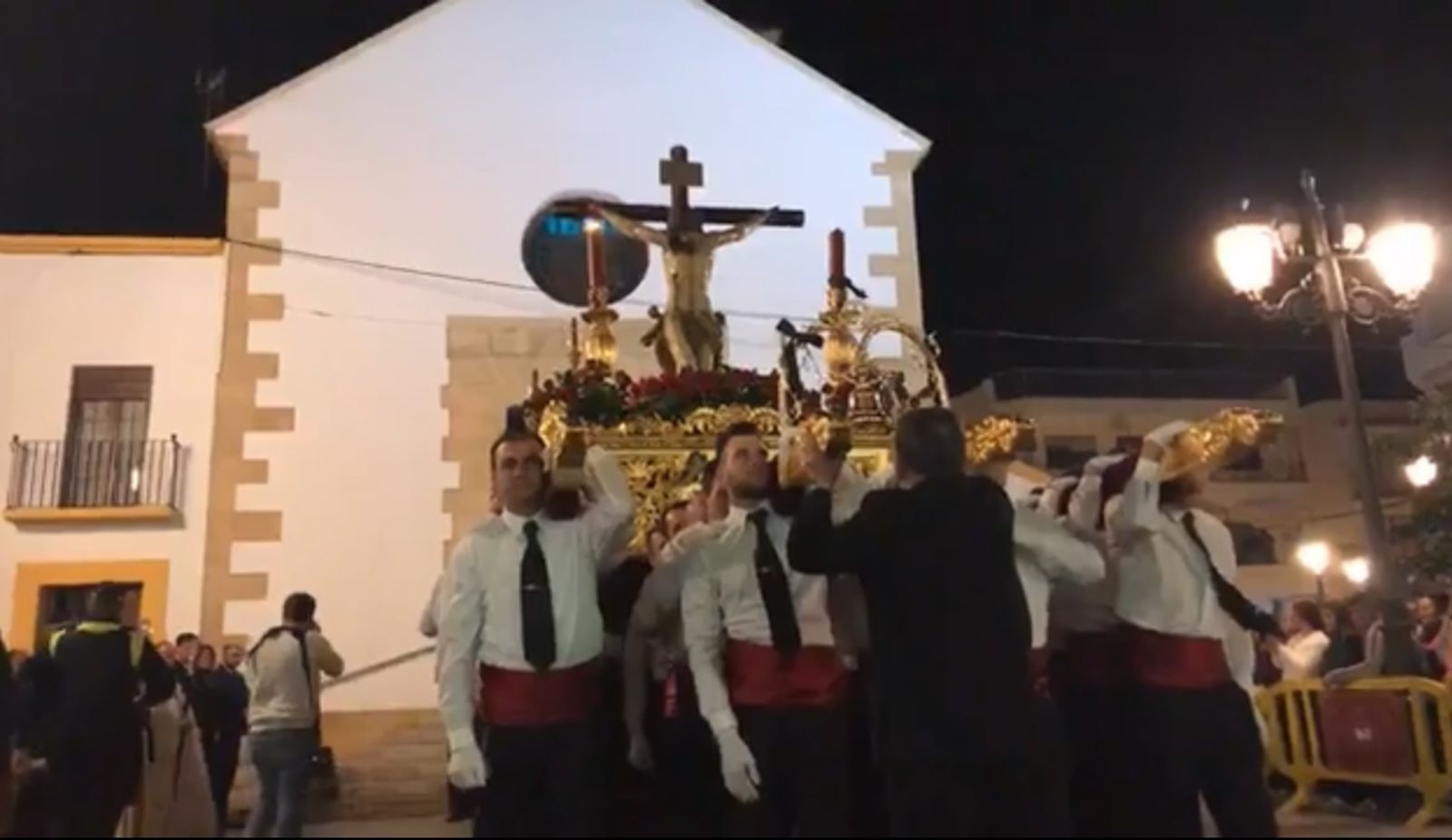 Nuestro Señor Crucificado en su Divida Misericordia también salío el jueves.