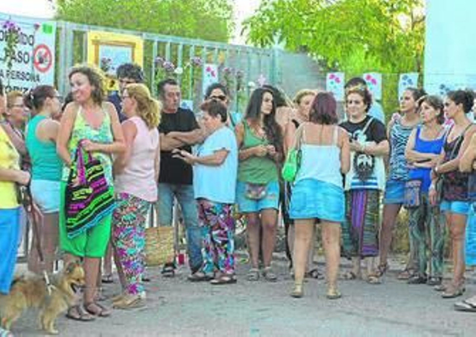 Concentración en protesta por la situación de la perrera valverdeña.
