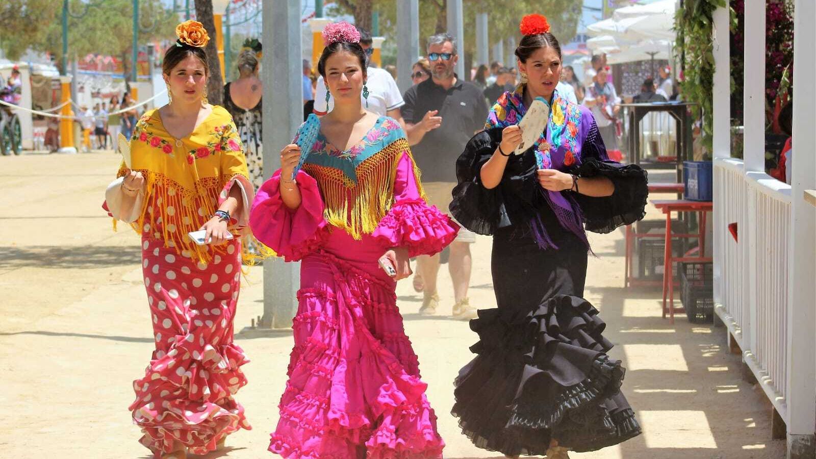 Jóvenes,  por el recinto ferial.
