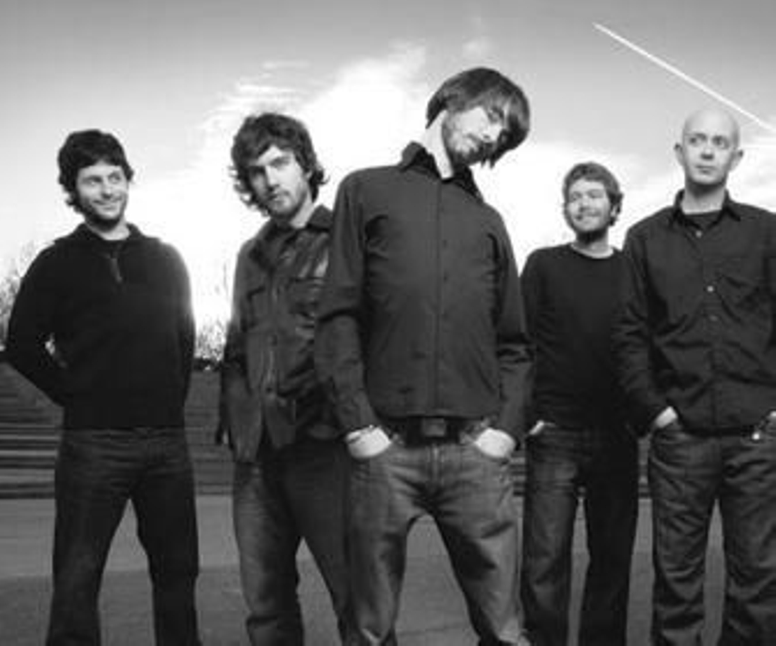 Las integrantes de Dover leen el listado de premiados.