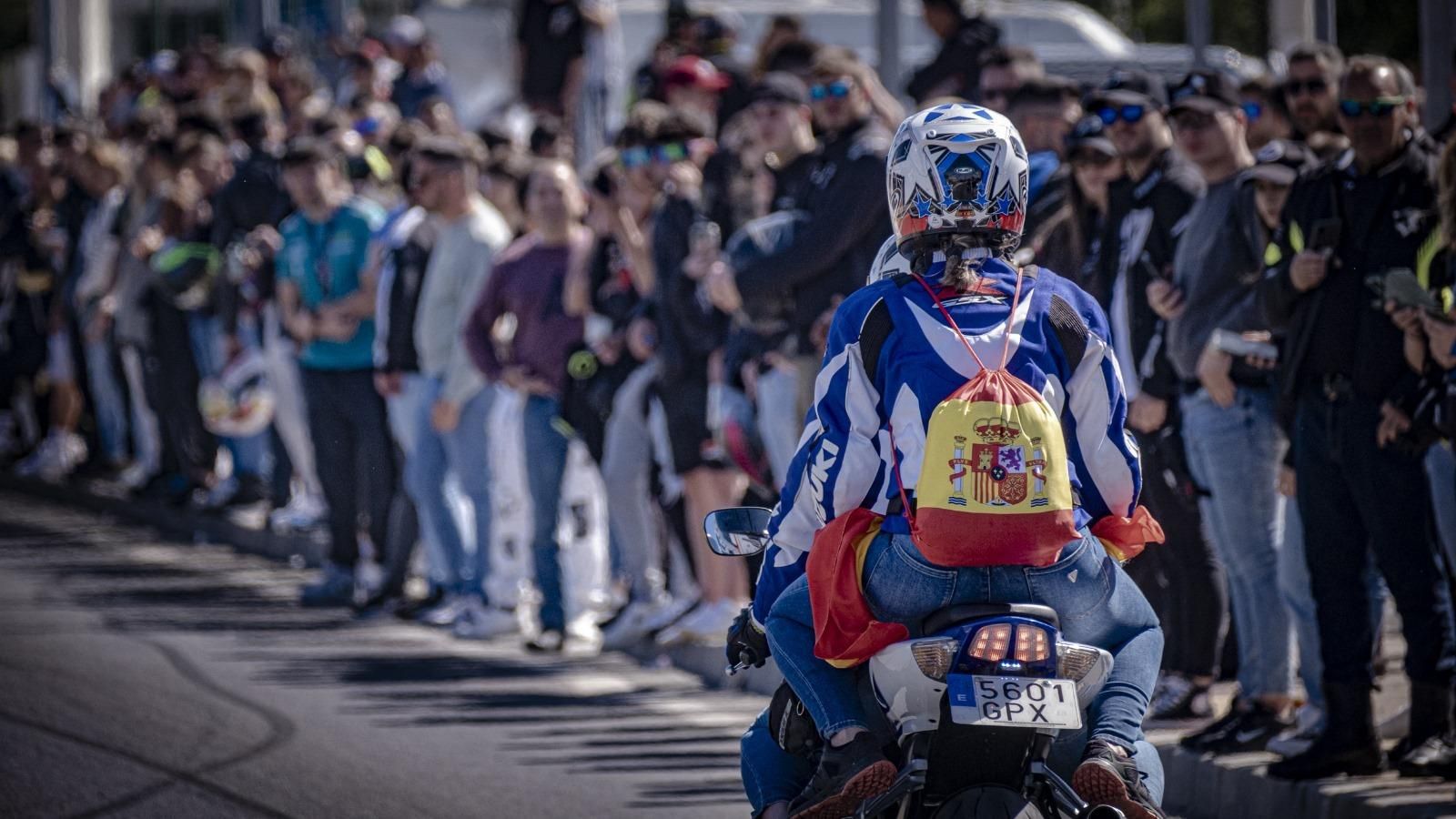 Mucho público acude durante todo el día a ver el paso de las motos. Mucho público acude durante todo el día a ver el paso de las motos.