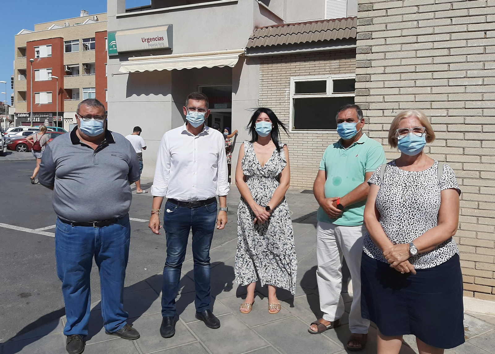 Sánchez Teruel  junto a concejales y concejalas de Roquetas de Mar, en el centro de Salud Norte del municipio