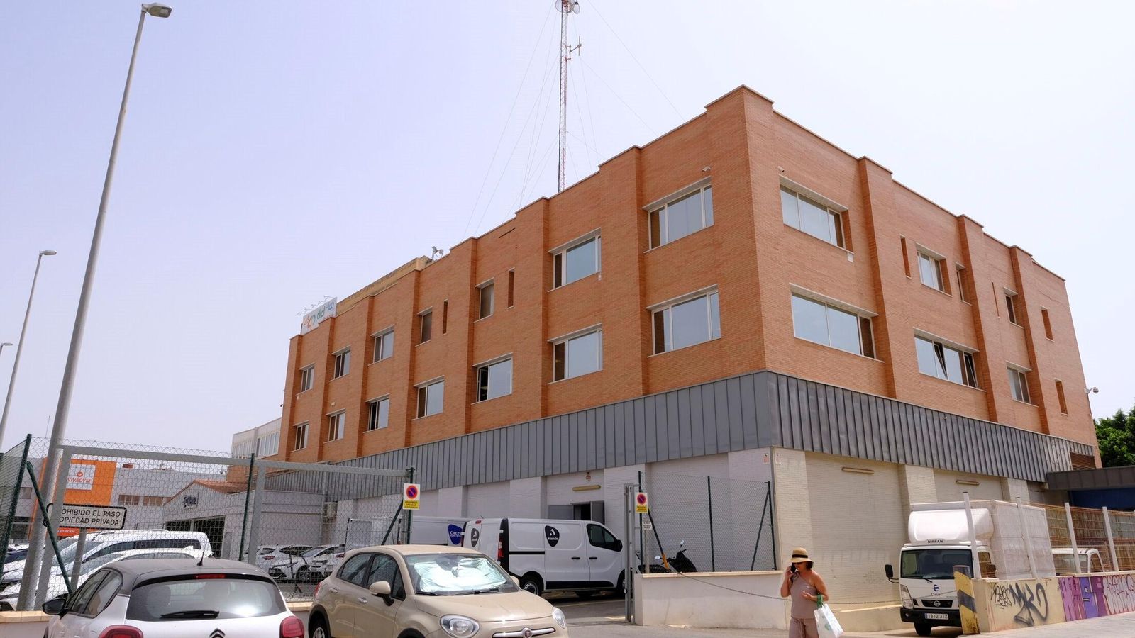 Parcela de uso industrial que pasará a ser residencial de 13 plantas con locales.