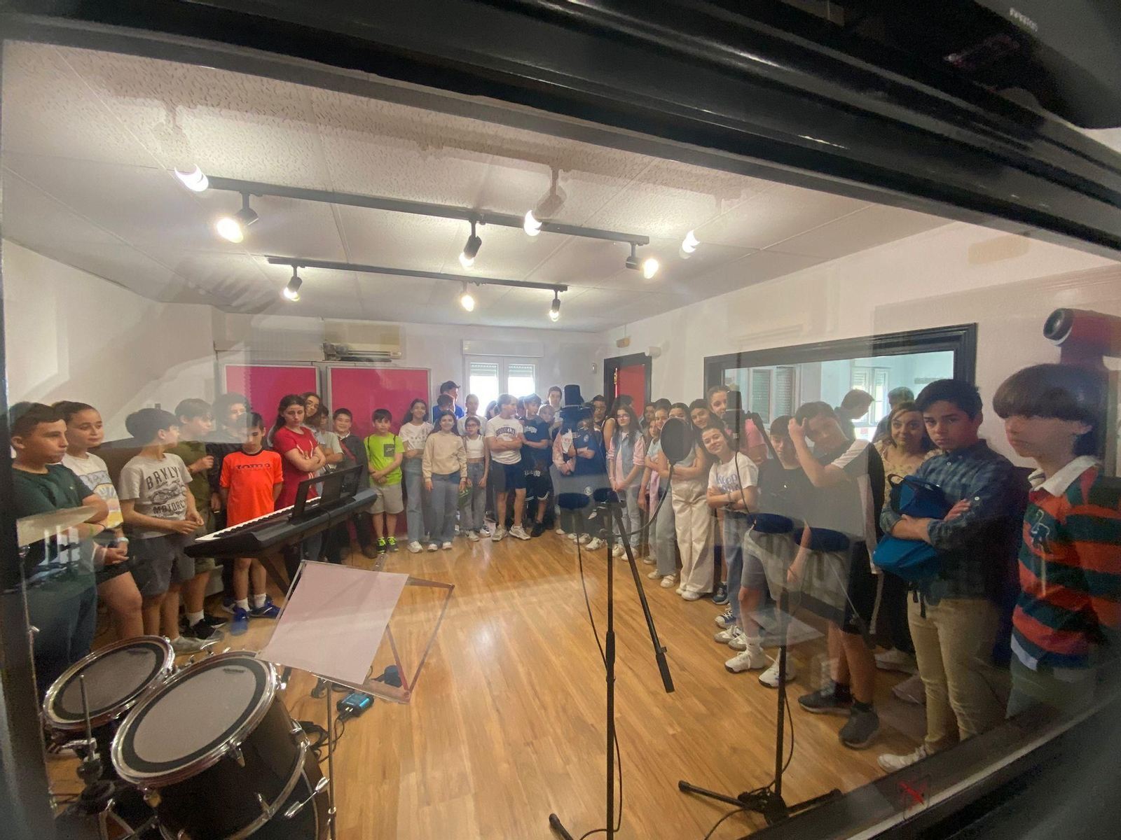 Los alumnos se divirtieron mientras aprendían sobre compositoras históricas. Los alumnos se divirtieron mientras aprendían sobre compositoras históricas.