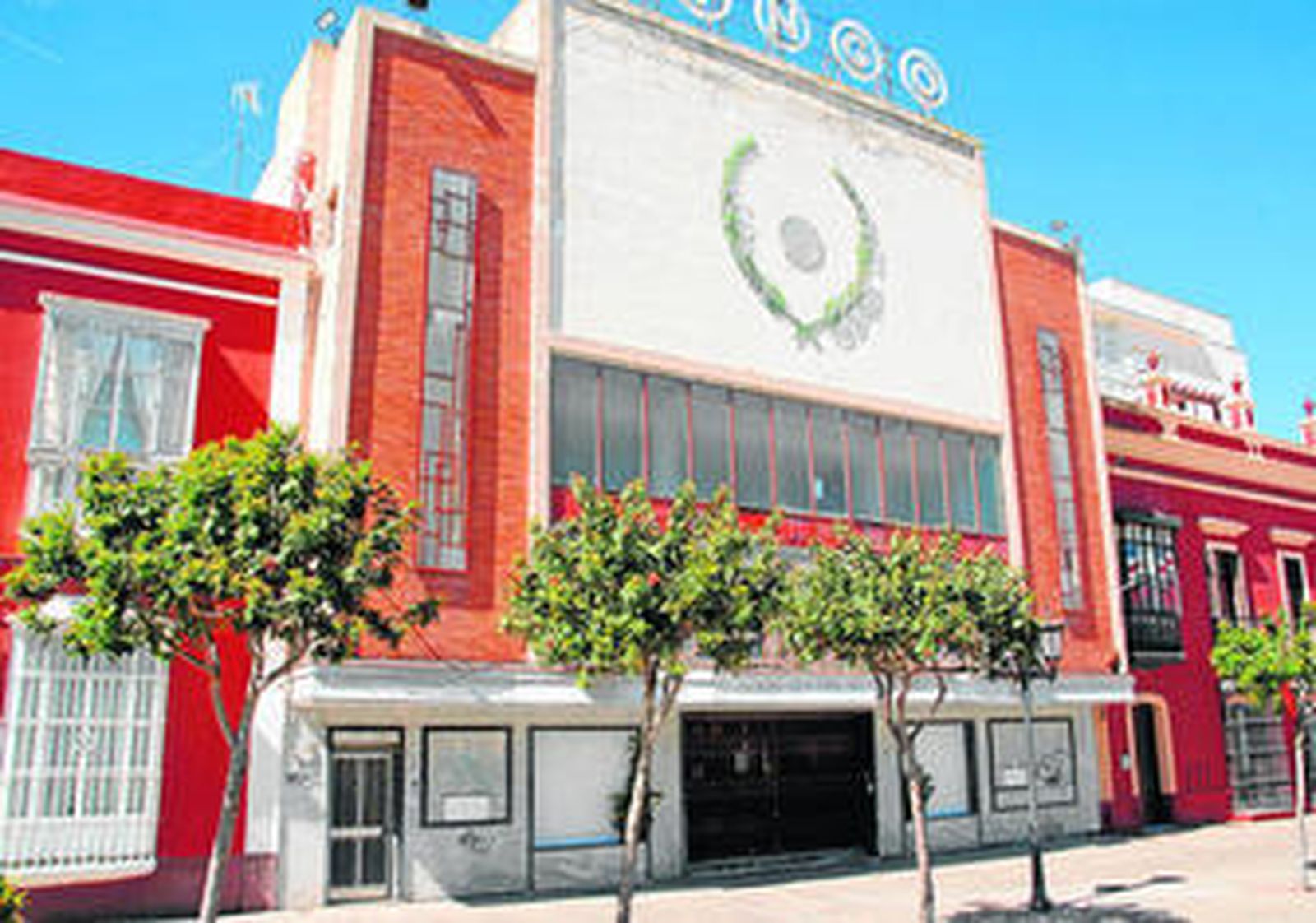 Fachada del antiguo Cine Alameda, en Moreno de Guerra, una finca que ha sido descatalogada tras la revisión del documento.