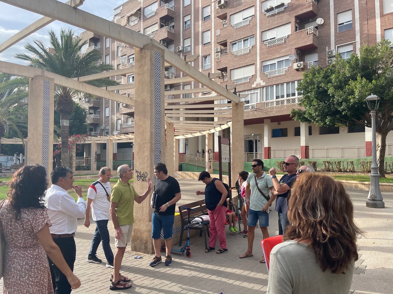 Miguel Cazorla, con vecinos de Nueva Andalucía