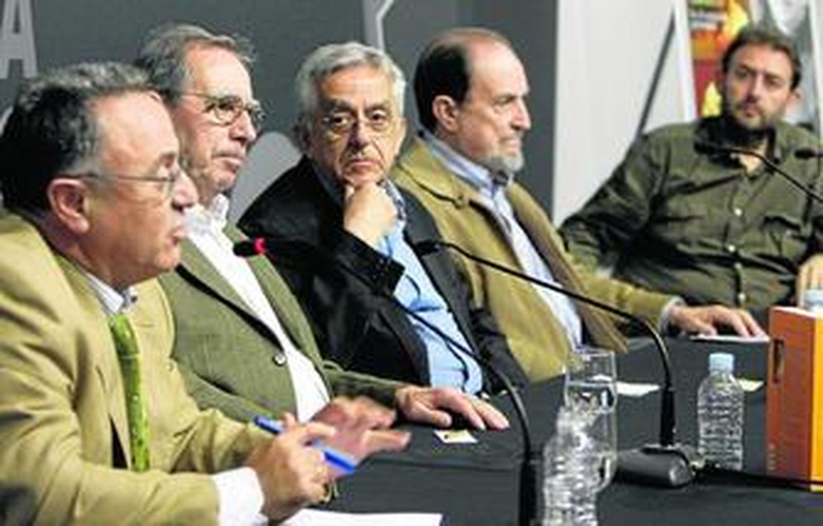 De izquierda a derecha, Juan Ortiz, Vélez Nieto, Rodríguez Almodóvar, Vaz de Soto y Javier López.