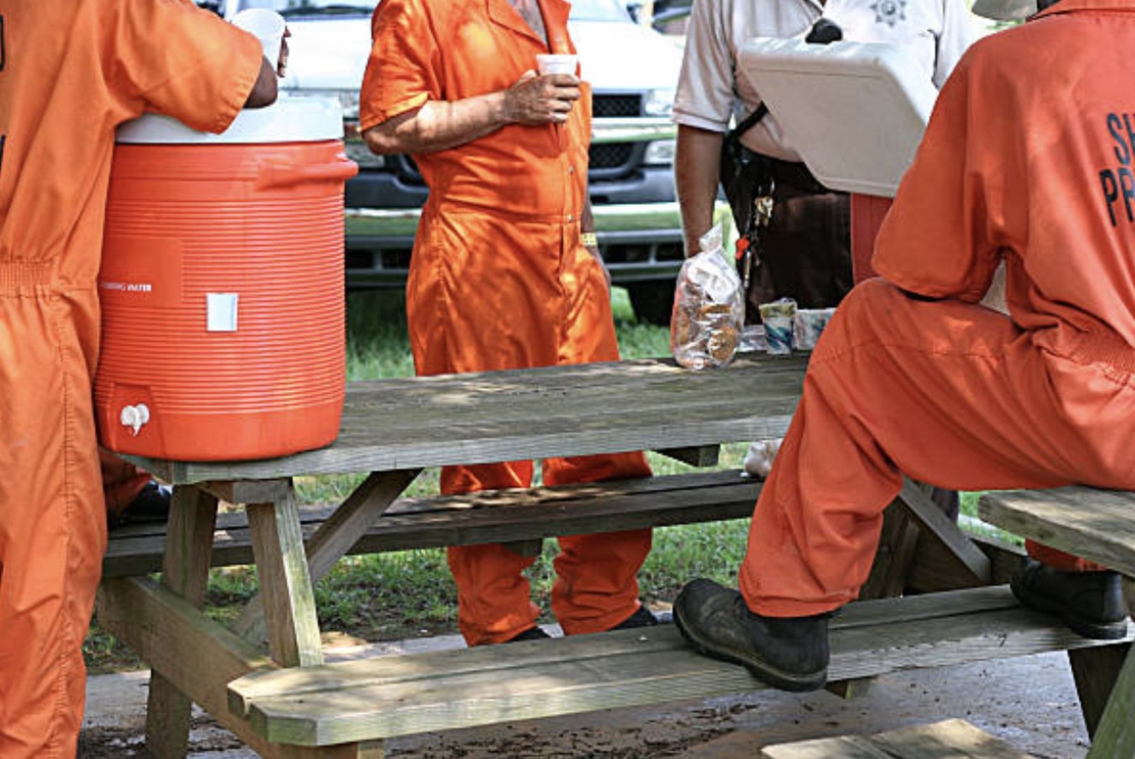 ¿Cómo se determina el salario que perciben los reclusos en prisión?