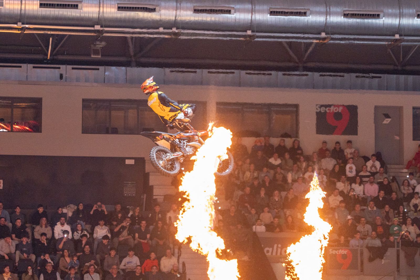 En imágenes: el Olivo Arena vibra con piruetas y motor en estado puro en el Soloflow Freestyle (1)