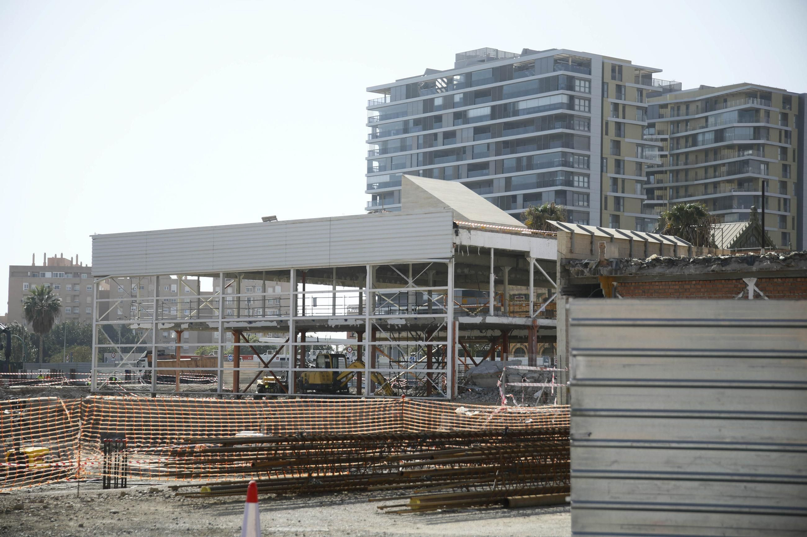 En la estación intermodal de Almería ya solo quedan escombros. Las imágenes