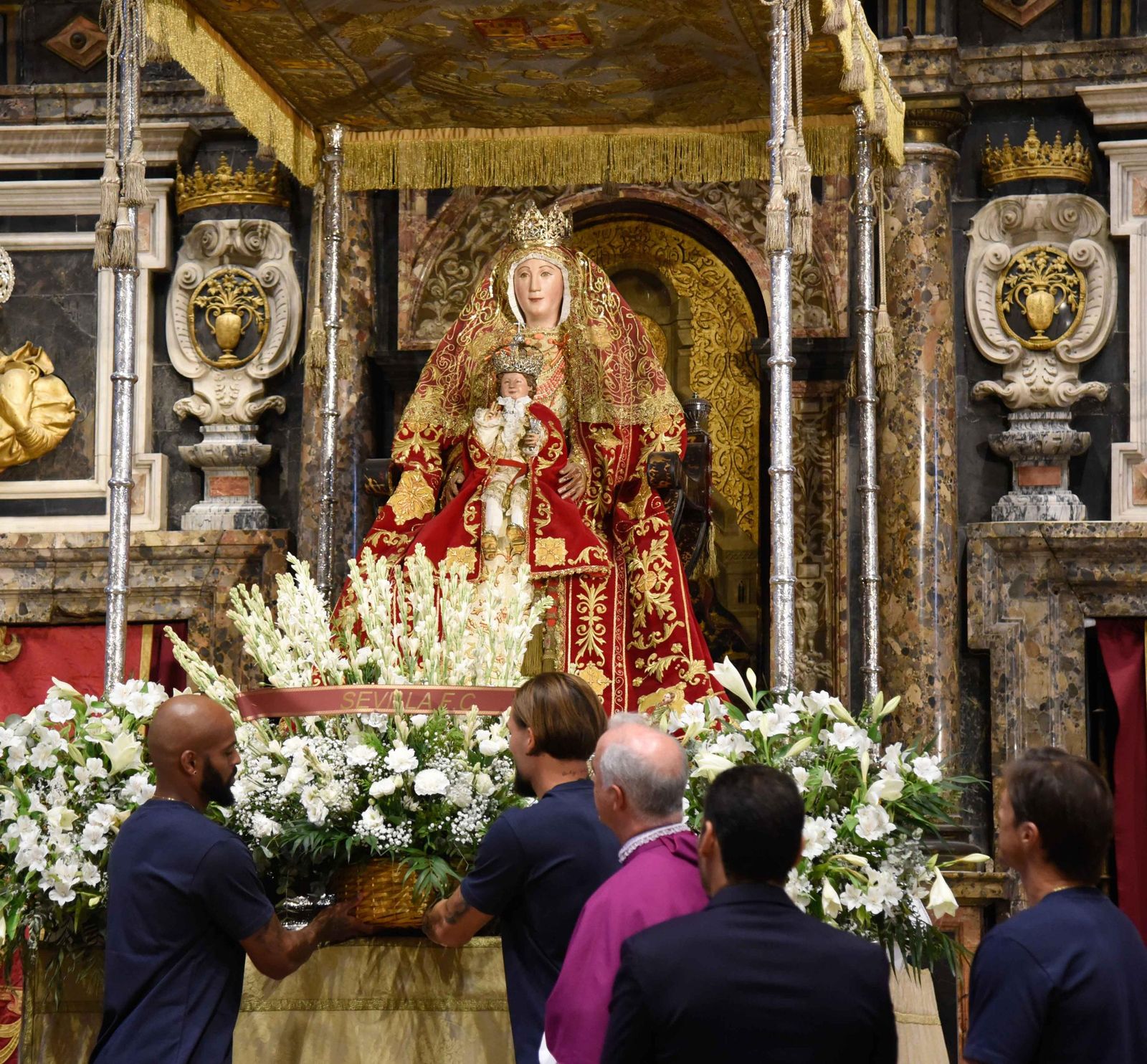 Ofrenda floral del Sevilla a la Virgen de los Reyes