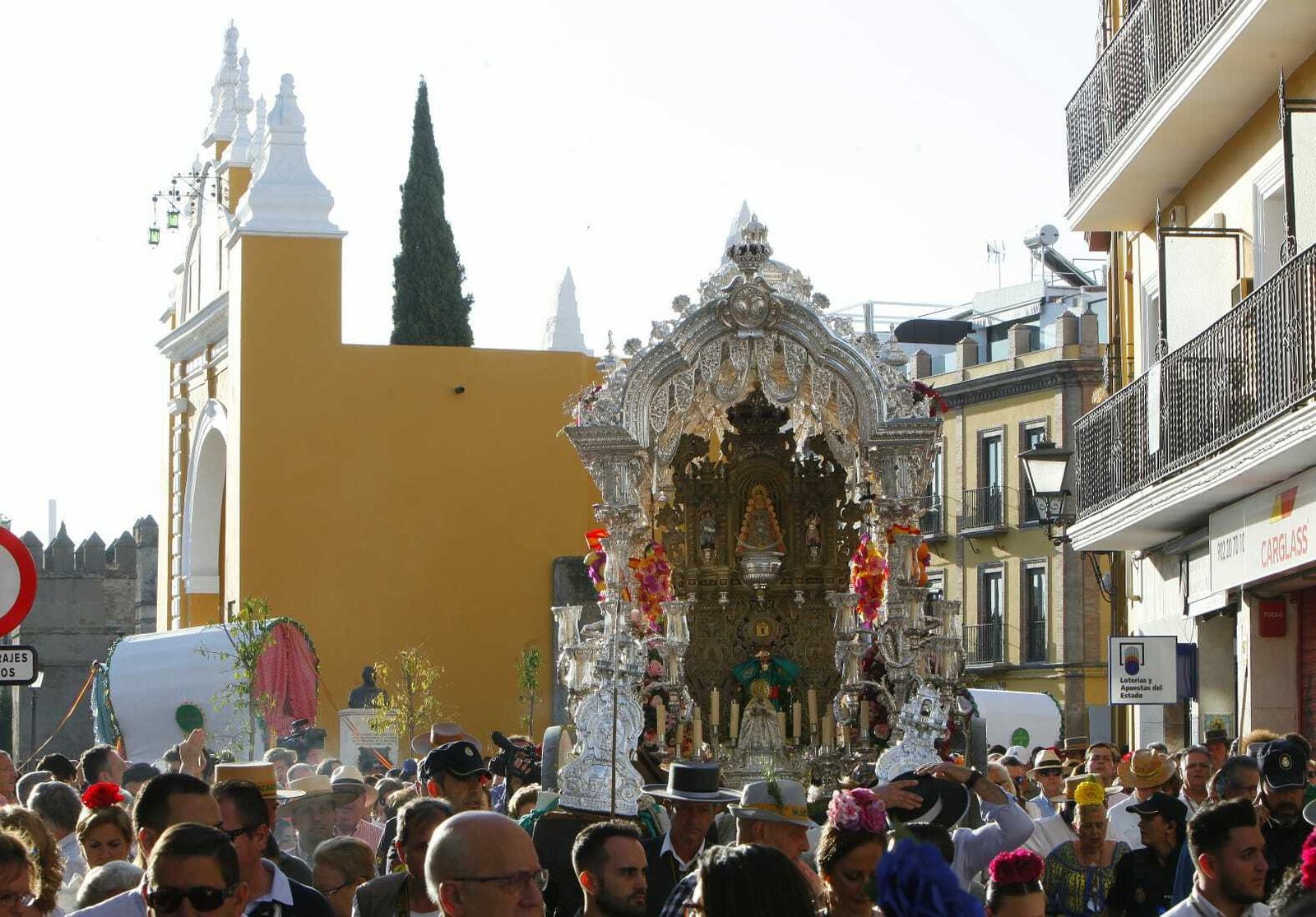 La salida de la Hermandad del Rocío de la Macarena, en imágenes
